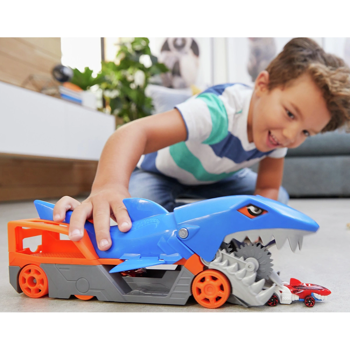 Hot Wheels Shark Chomp Transporter Playset