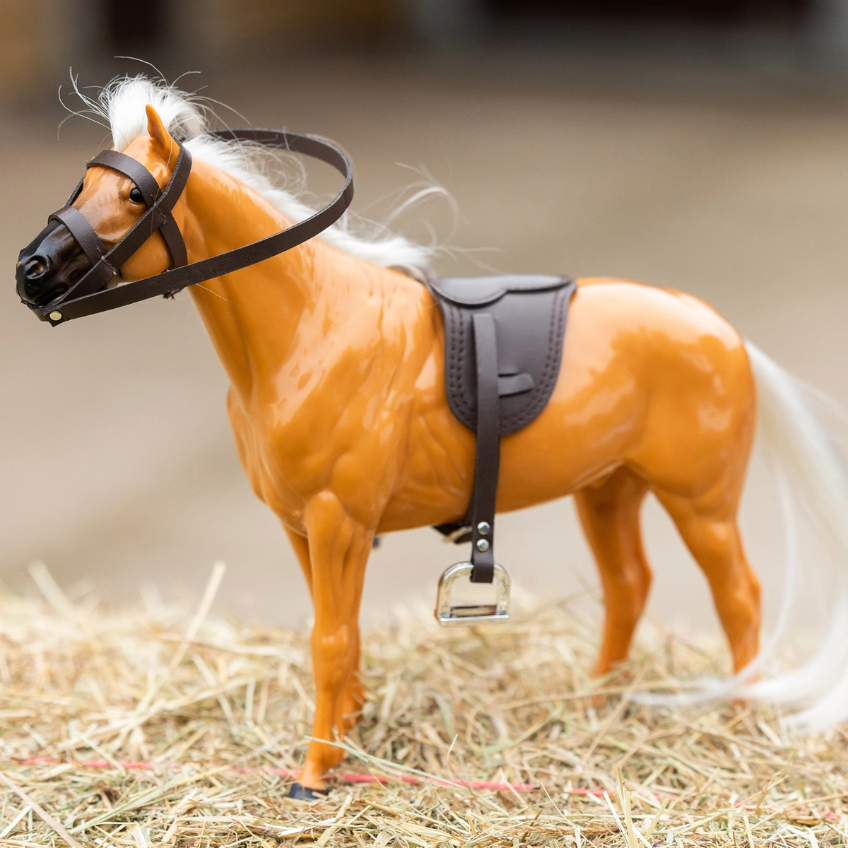 Pony Parade Palomino Pony Playset- 10inch/24cm