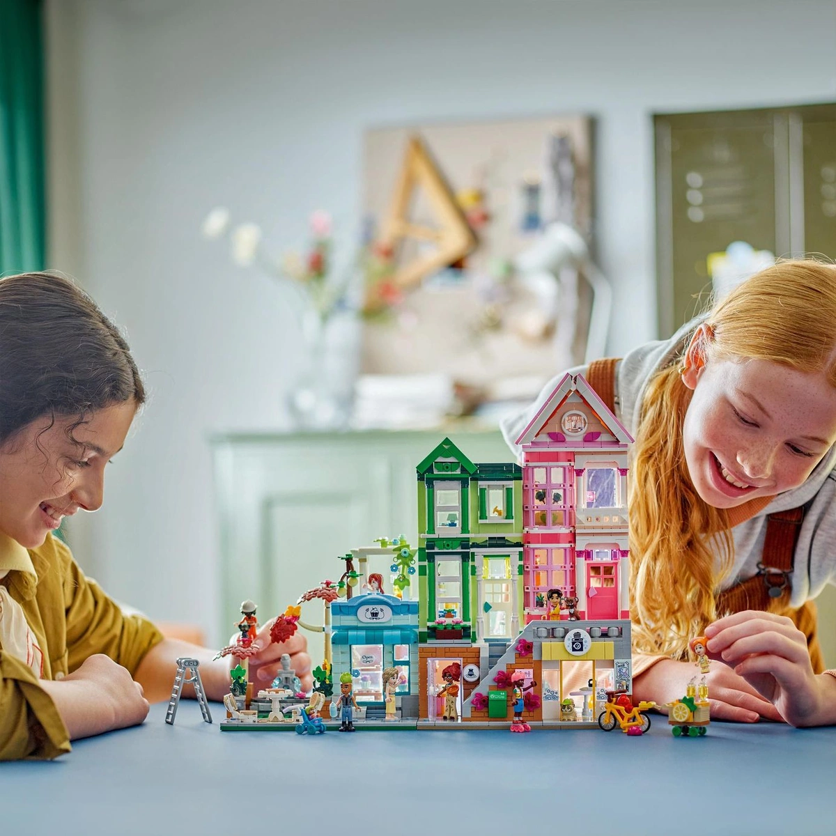 LEGO Friends Heartlake City Apartments and Shops Set 42670