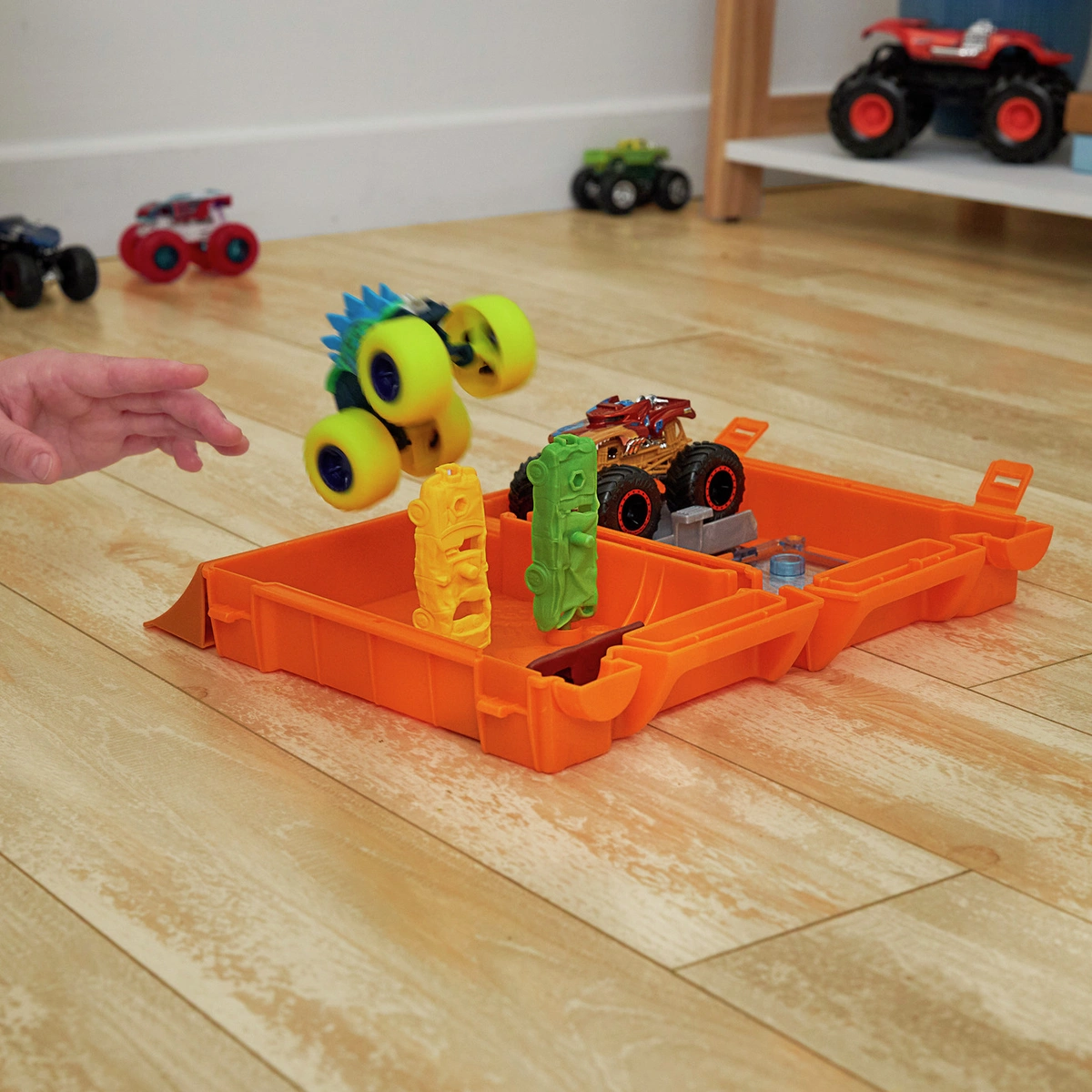 Hot Wheels Monster Trucks Fuel N' Go Playset