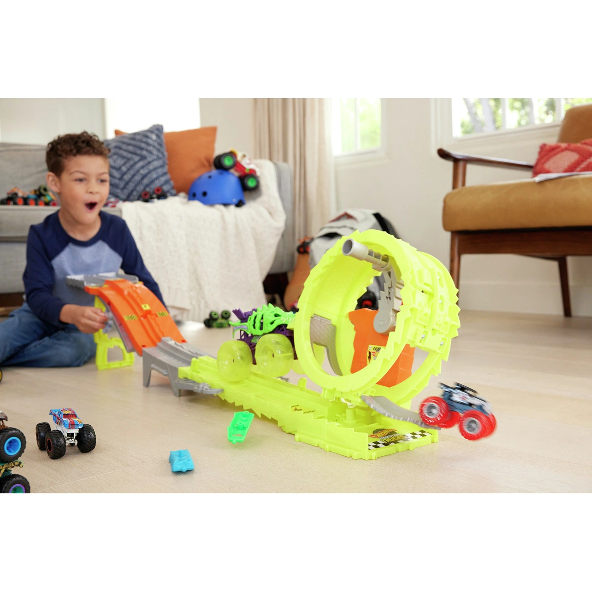 Hot Wheels Monster Trucks Charge & Chase Challenge