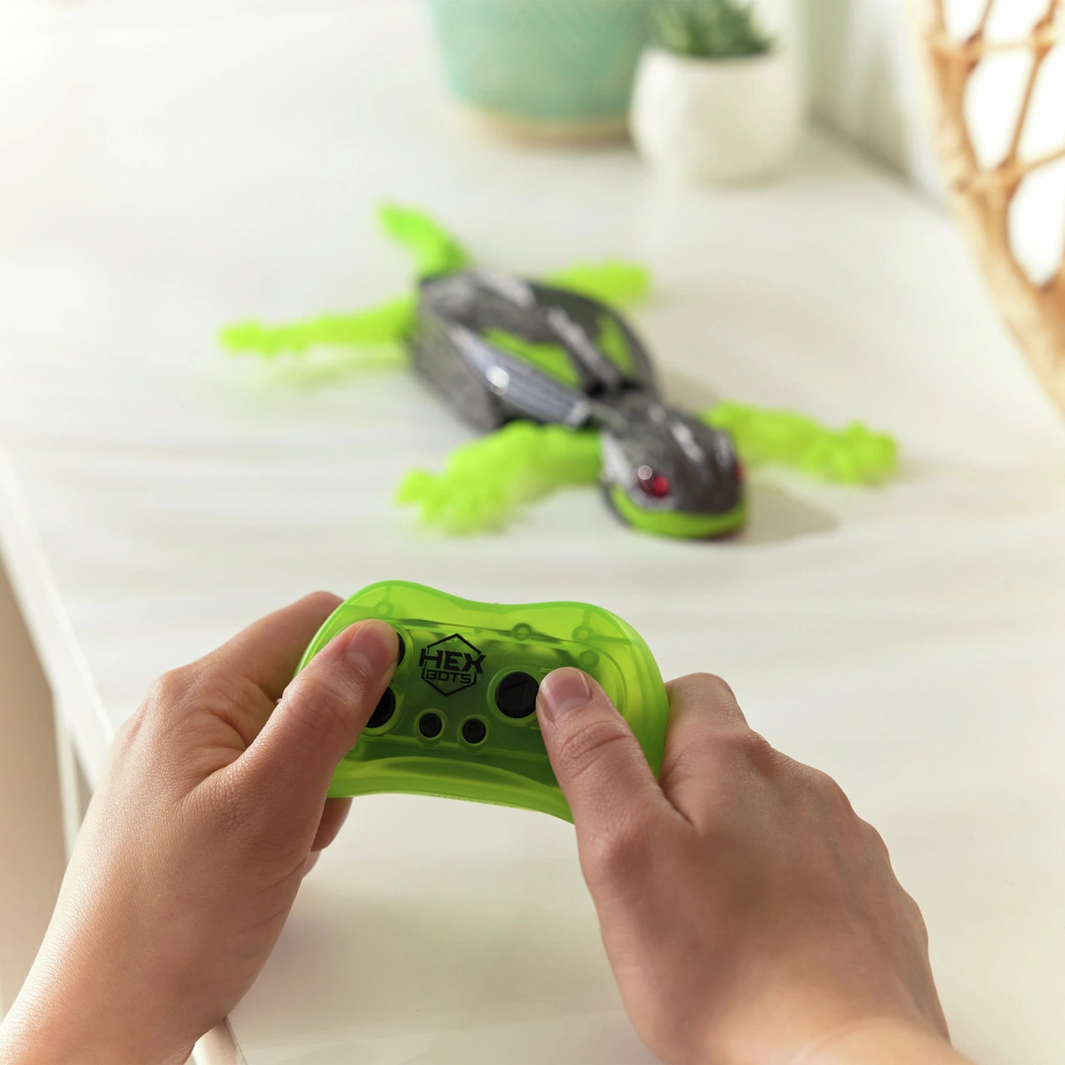 Hexbots Wall Crawler Gecko Remote Control Toy