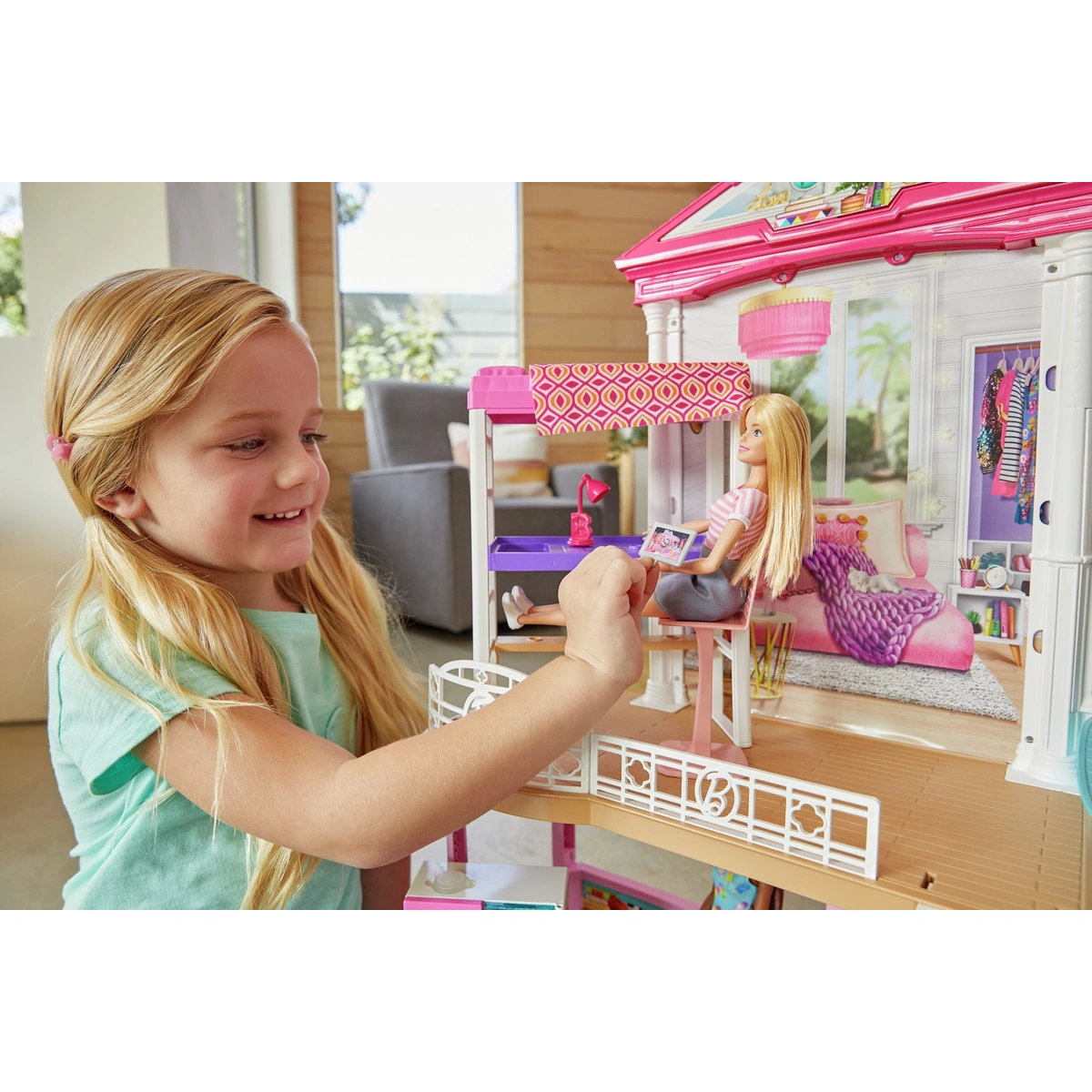 Barbie Estate Dolls House and 3 Dolls